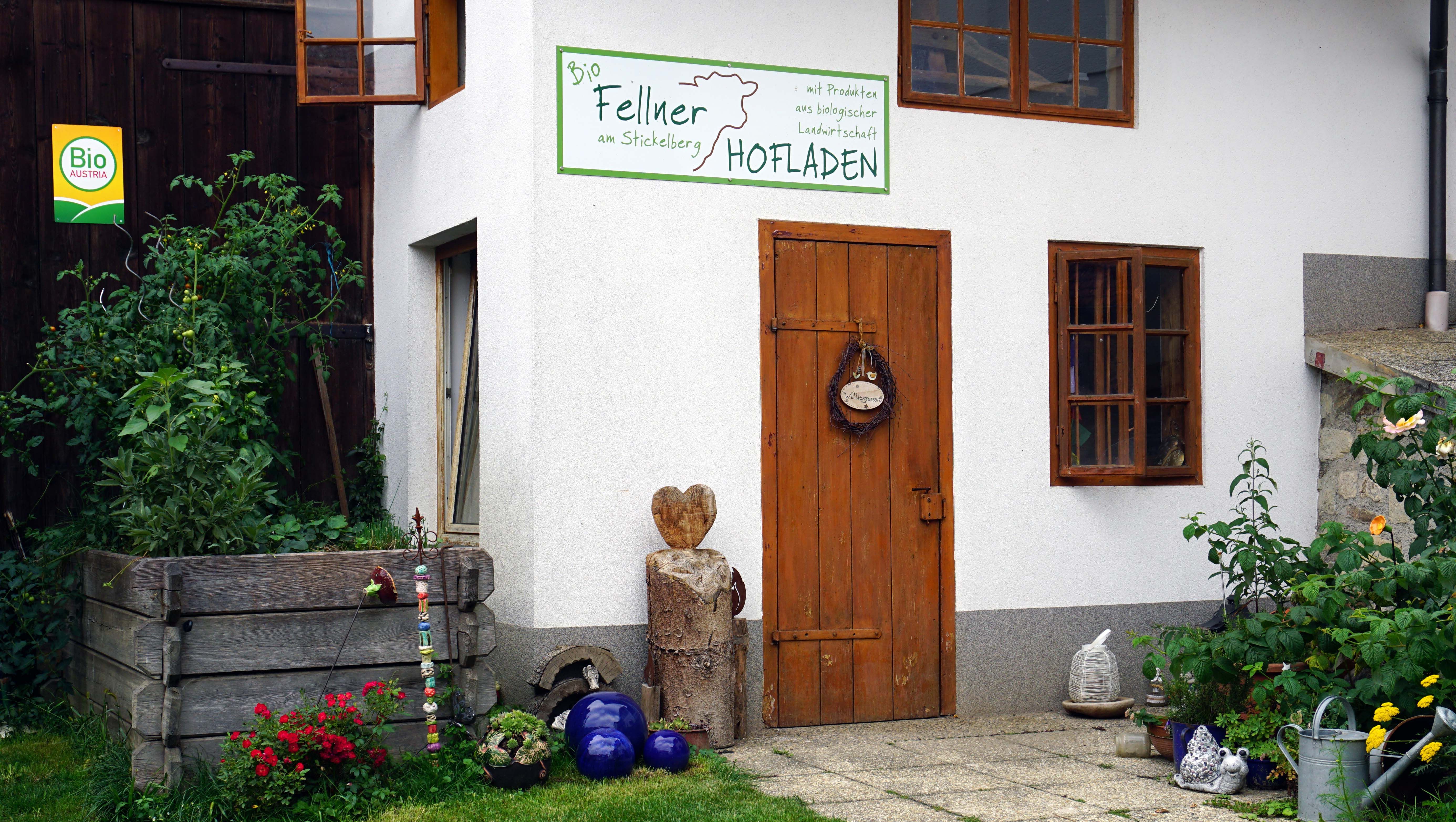 A stickelbergi biogazdaság farmja, fából készült ajtóval és növényekkel.
