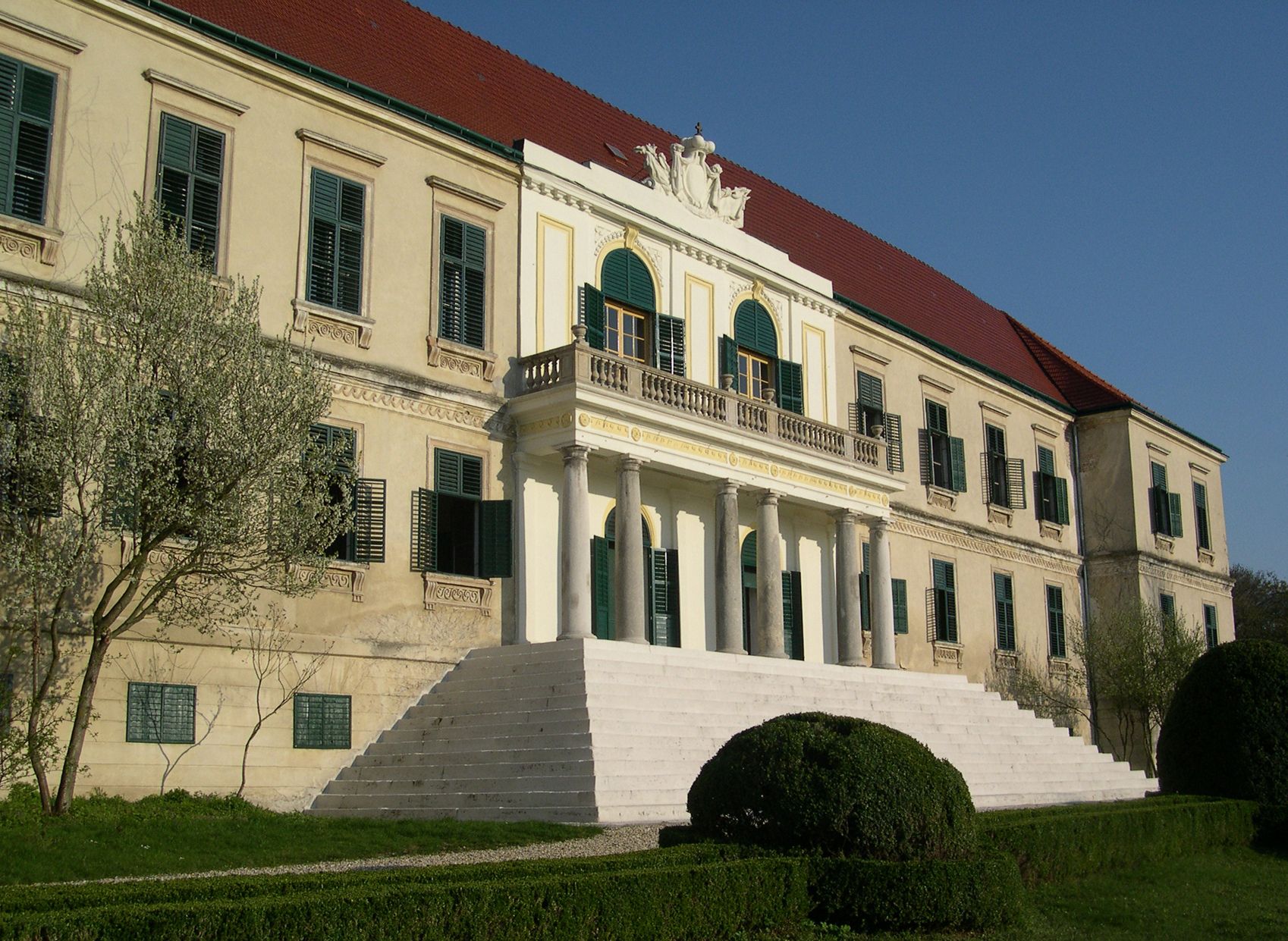 Loosdorf kastély széles lépcsőházzal és zöld redőnyökkel.