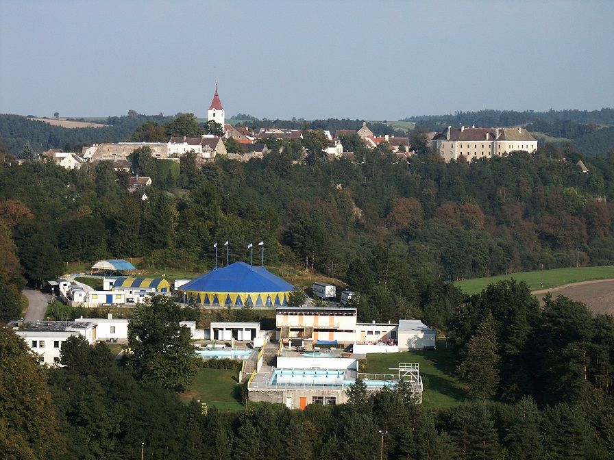 Tájkép cirkuszi sátorral, templommal és kastéllyal Drosendorfban.