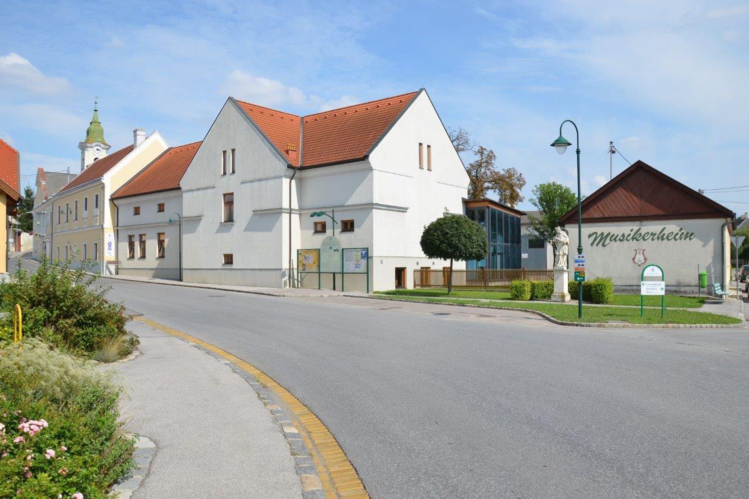 Hohenruppersdorfi utcai jelenet, a háttérben zenészek háza és templom.