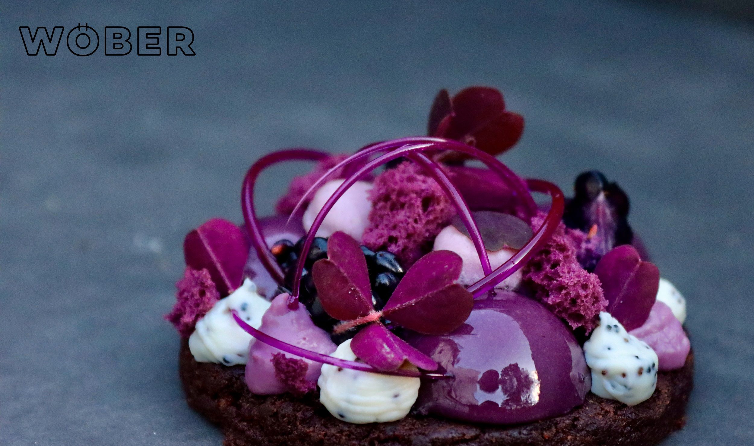 rózsaszín és fehér tál elrendezése