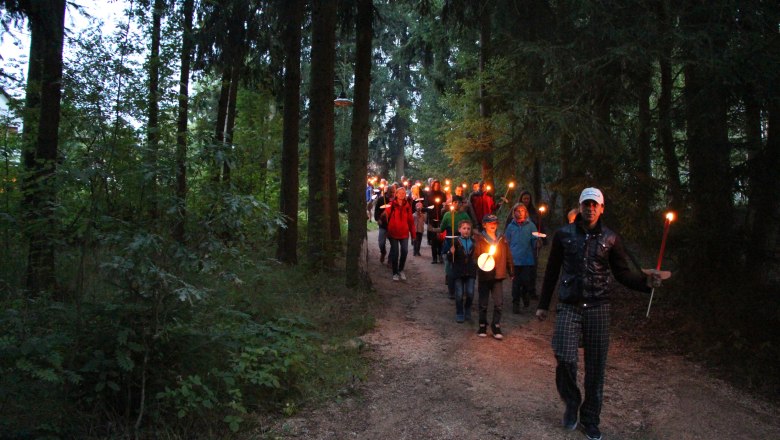 Csupa izgalom: fáklyákkal az éjszakai erdőn keresztül, © Hoteldorf Königsleitn