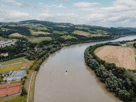 Radfähre "Donaubus" auf der Donau von Ottensheim nach Linz, © WGD Donau Oberösterreich Tourismus GmbH