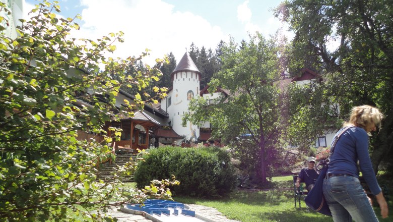 Minigolfozás: kicsiknak és szüleiknek egyaránt örömet szerez, © Waldpension Nebelstein/ Fam. Schmidt