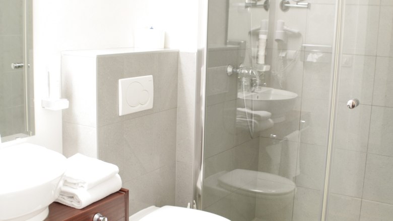 Bathroom in the hotel rooms, &copy; Hotel-Restaurant Liebnitzm&uuml;hle