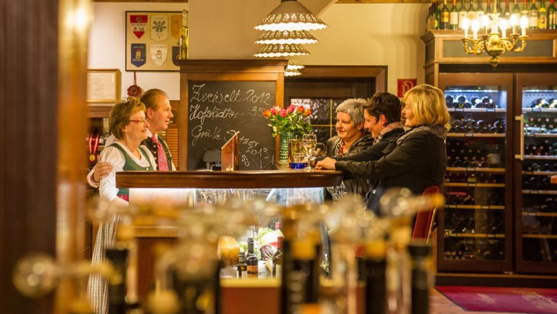 H&ouml;nigwirt - Gaststube, &copy; Rita Newman