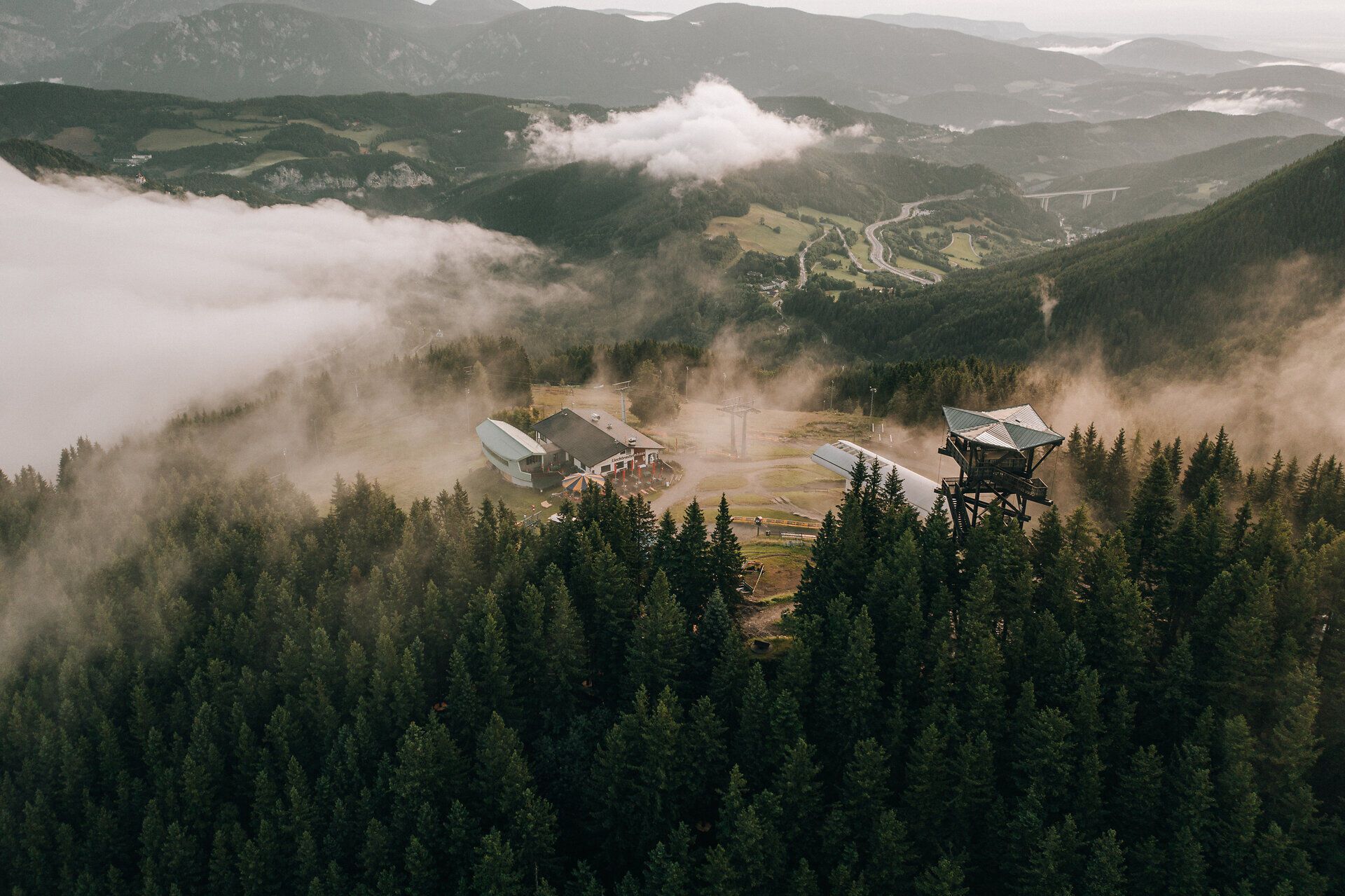 A Semmering Hirschenkogel hegyi vasút hegyi állomásának látképe a Liechtensteinhaus-szal.