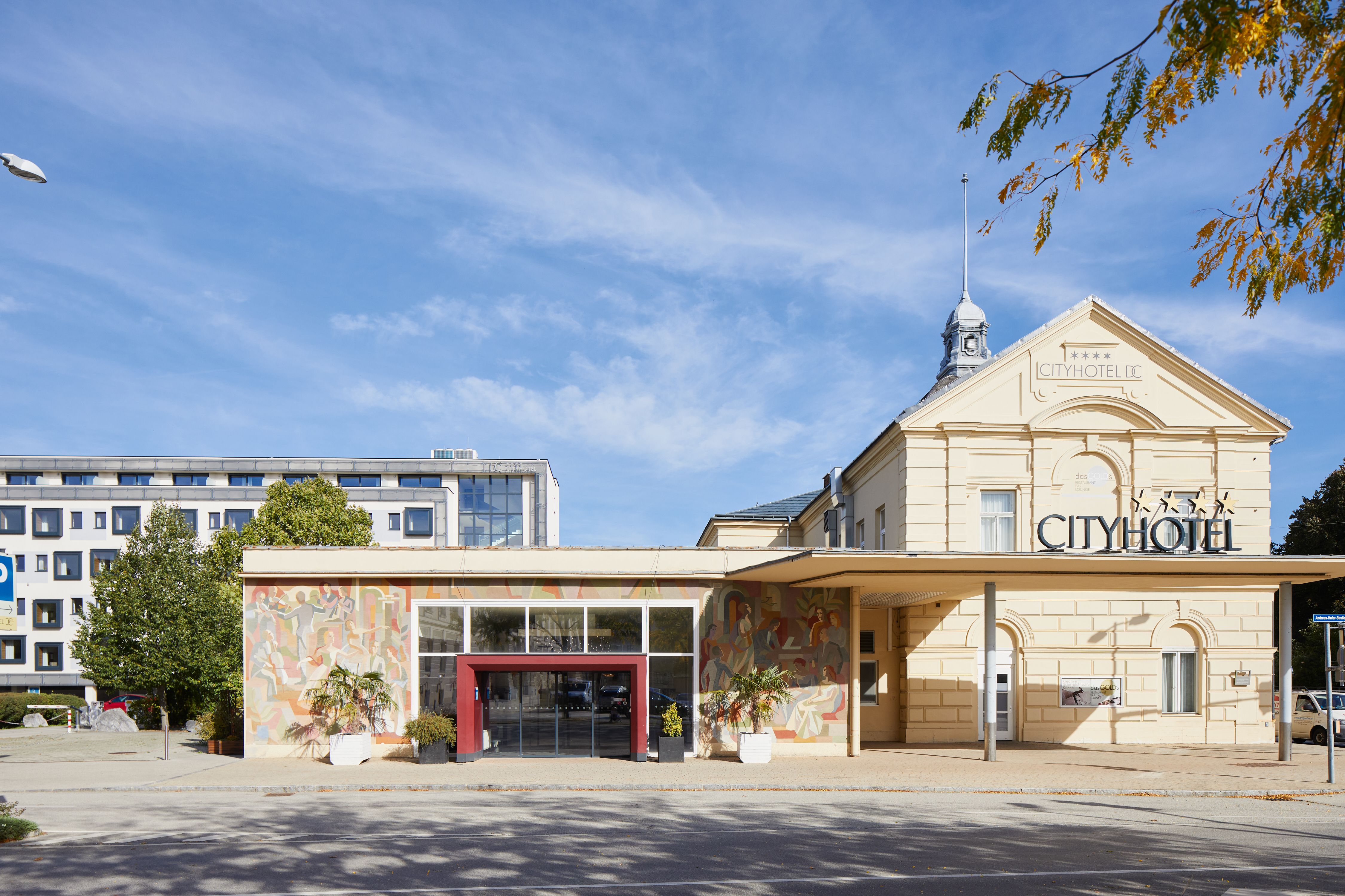 Das Cityhotel in St. Pölten strahlt eine einladende Atmosphäre aus, die sowohl Geschäftsreisende als auch Urlauber anspricht. Die harmonische Verbindung von modernem Design und historischer Architektur schafft einen einzigartigen Charme, der zum Verweilen einlädt.