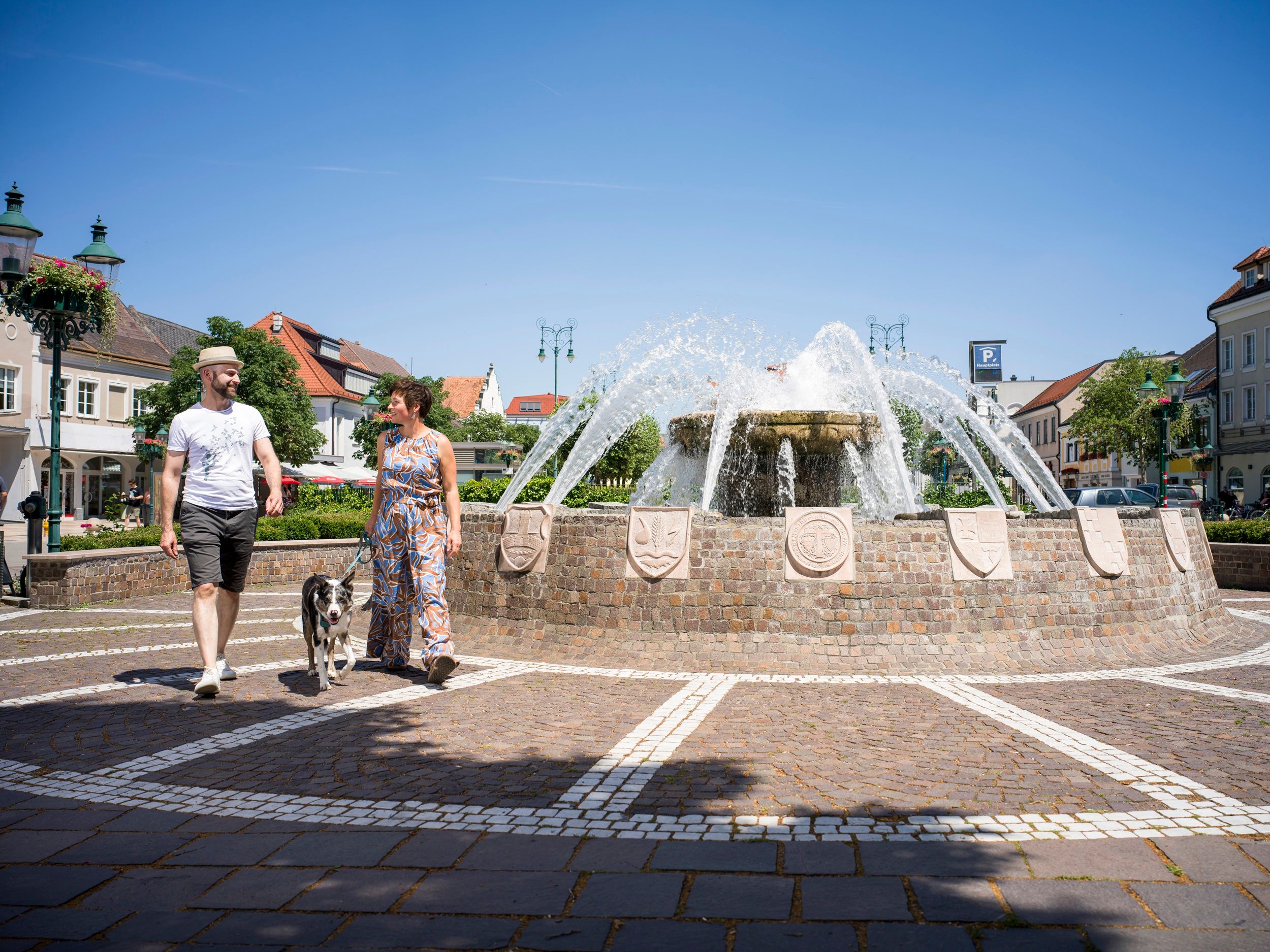Sétálók a Bezirksbrunnennél, a tullni főtéren