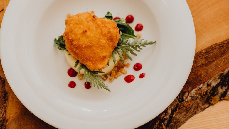 Egy t&aacute;ny&eacute;ron s&uuml;lt toj&aacute;s p&uuml;r&eacute;vel &eacute;s piros p&ouml;tty&ouml;kkel.