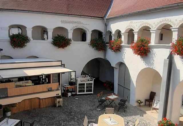 Inner courtyard with restaurant, © vierzigerhof