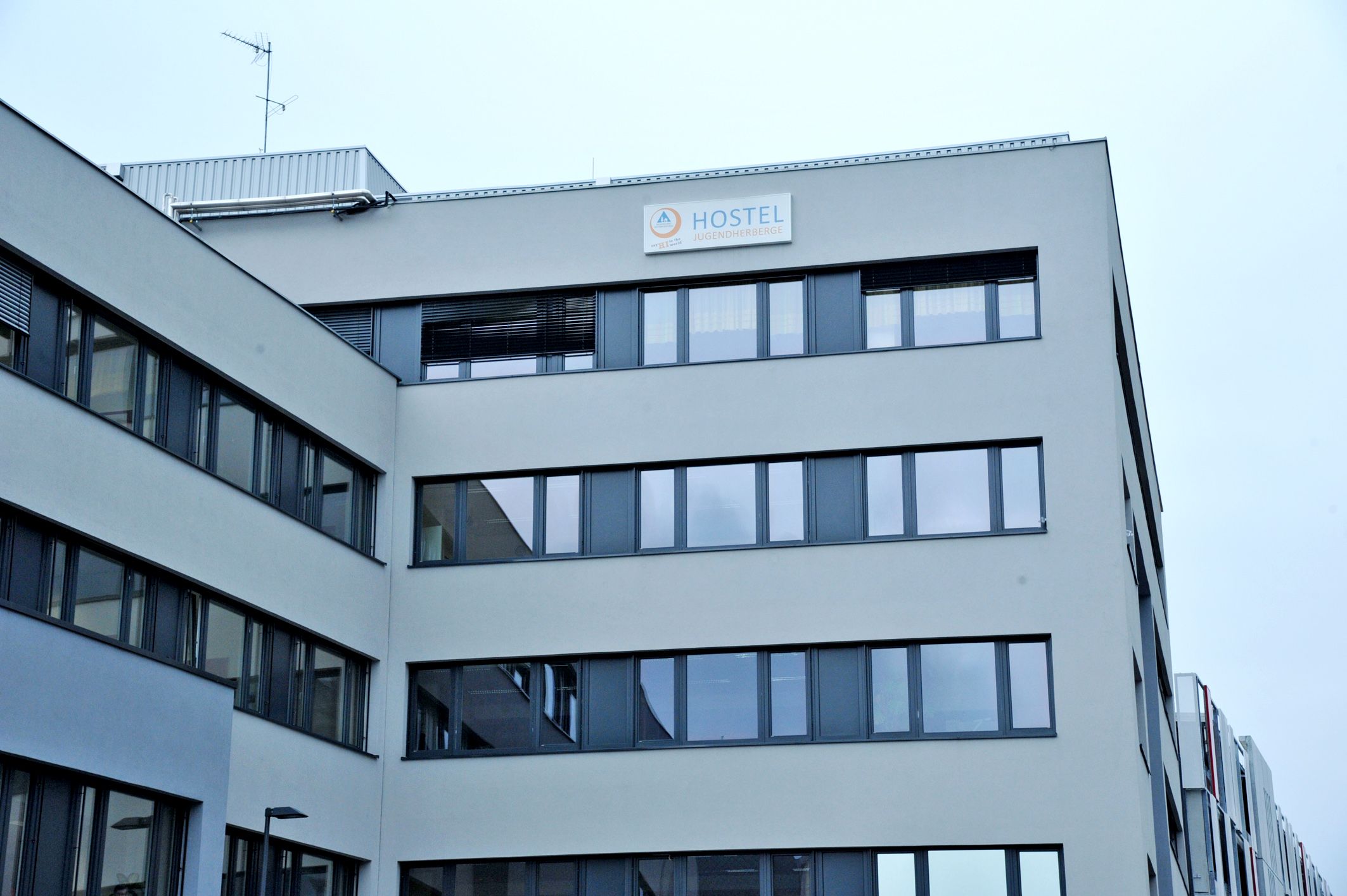 Modern épület "Hostel Jugendherberge" felirattal.