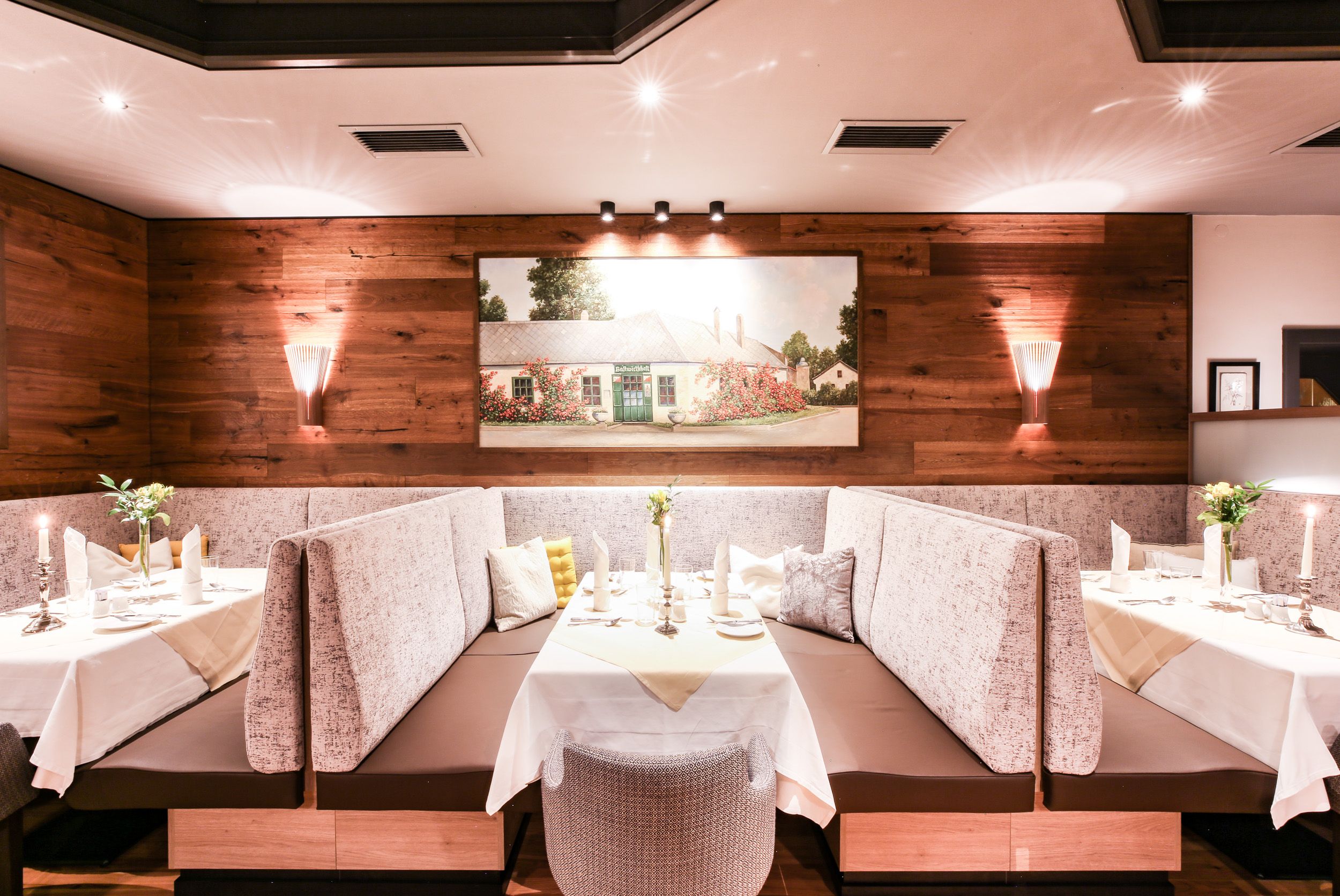 Ülőhelyek és terített asztal 