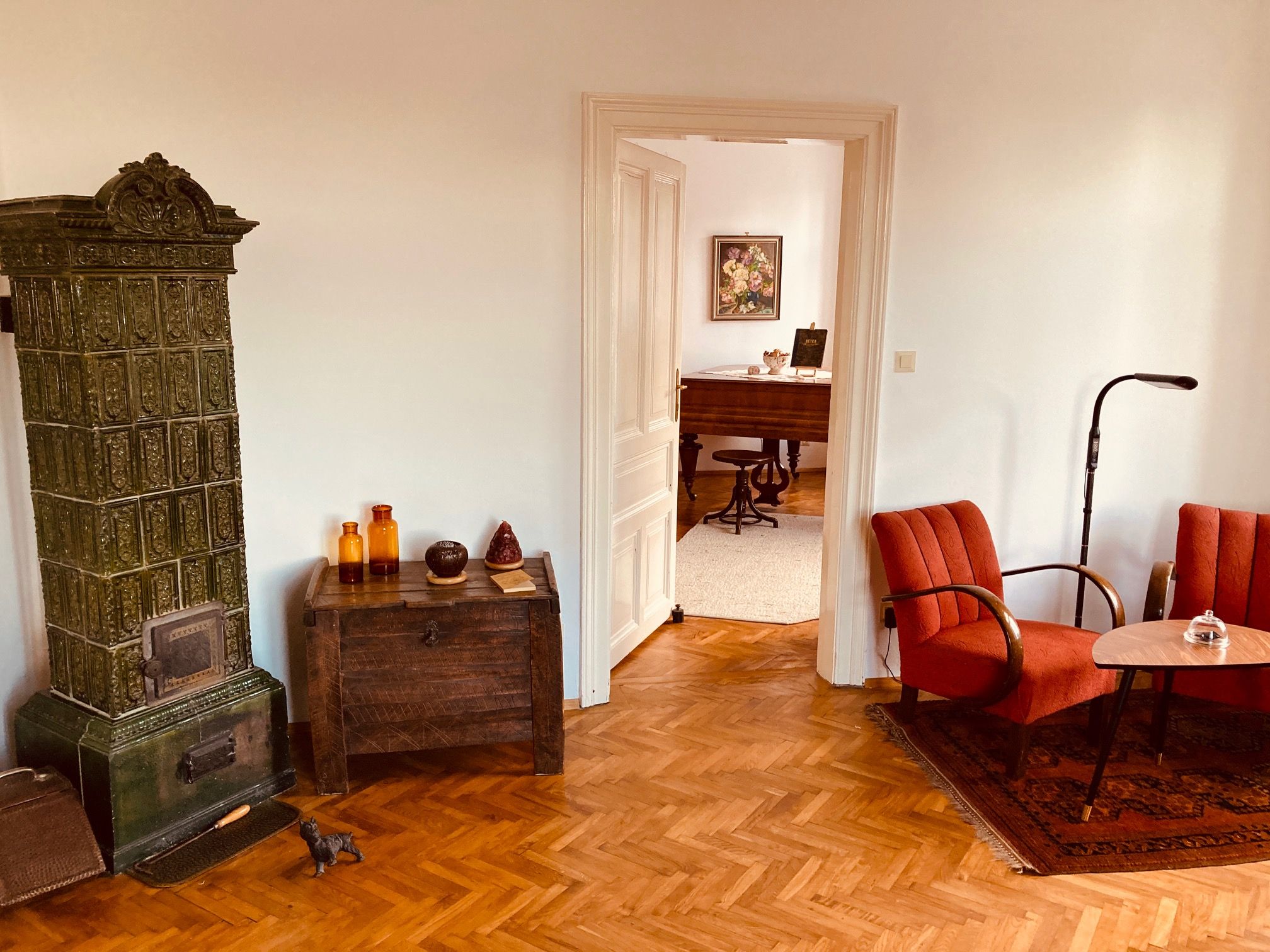 Olvasósarok kandallóval a Villa Wachtertorban