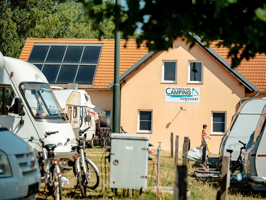 Kemping mobilházakkal és egészségügyi épülettel a háttérben.