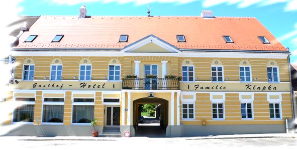Sárga épület piros tetővel és "Gasthof-Hotel Familie Klapka" felirattal.