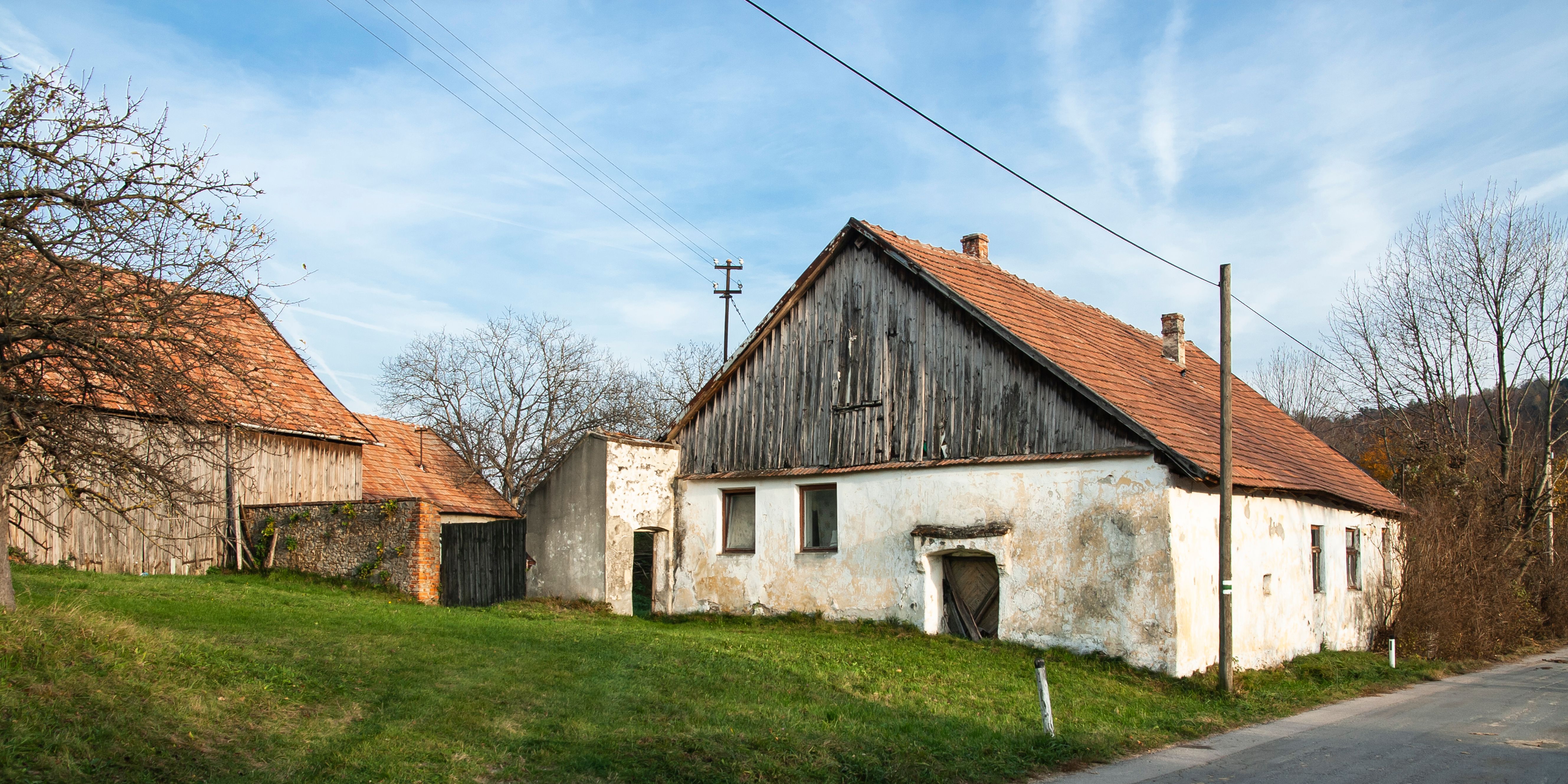 Régi épületek a Pincesor Sieghartskirchenben, vörös cseréptetőkkel és időjárásfüggő homlokzatokkal.