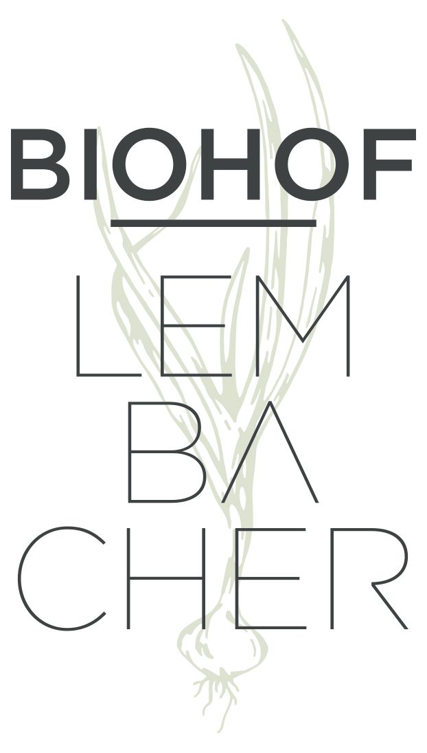 A Biohof Lembacher logója stilizált növénnyel a háttérben.