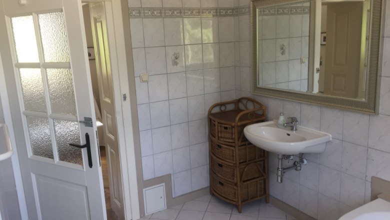 Spacious bathroom in the former train attendant's apartment, © M. Schorn