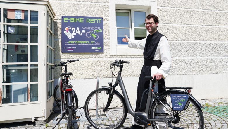 Leihradverleih vor dem Klostergasthof Heiligenkreuz, &copy; Elisabeth F&uuml;rst | Stift Heiligenkreuz