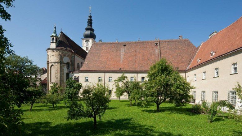 A St. Pölteni székesegyház, előtérben a kert.
