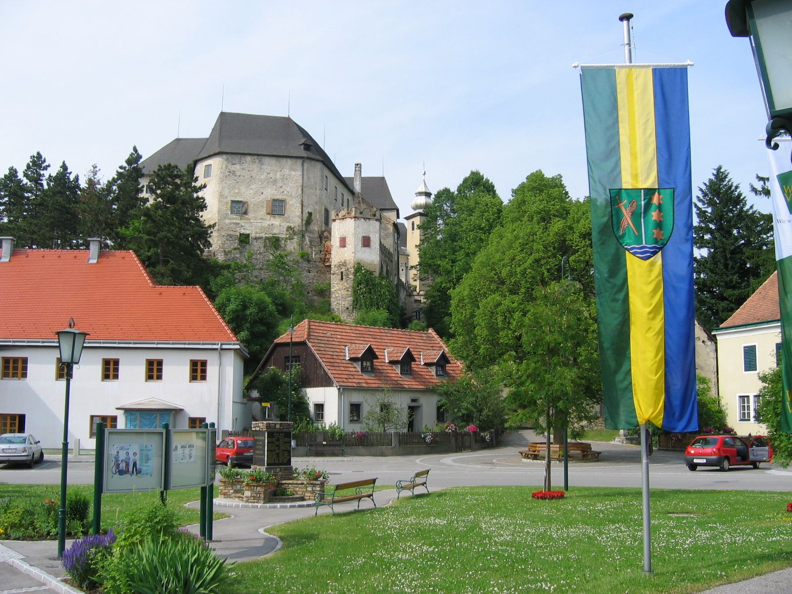 Albrechtsberg főtere, háttérben a vár, előtérben a zászló.
