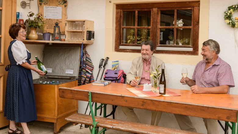 Snack in front of the house, &copy; Rita Newman