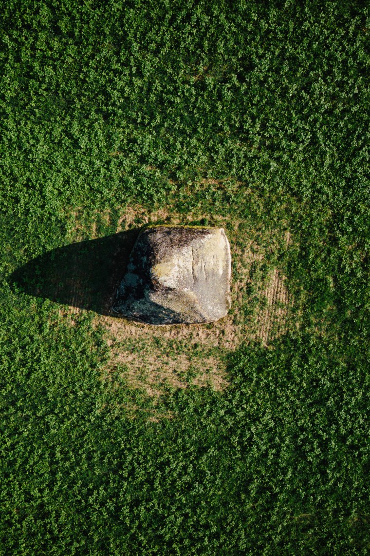 A piramis alakú kő árnyékot vet és kérdéseket vet fel., © Melanie Kerzendorfer