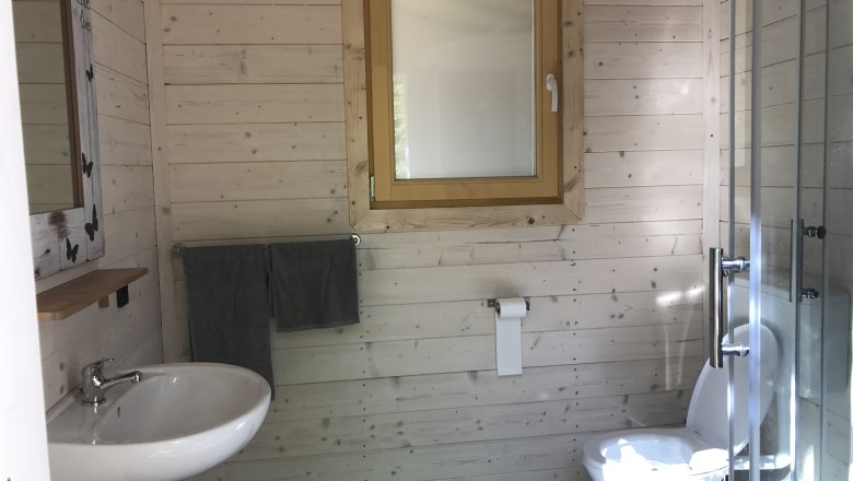 Spacious shower, wash area and toilets, © Christoph Rahofer