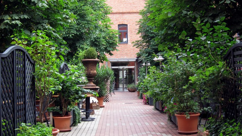 Hotel courtyard, &copy; Hotel Fabrik