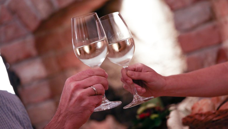 Wine glasses, &copy; Schwarz-K&ouml;nig