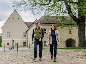 Vor dem Schloss Katzelsdorf, &copy; Wiener Alpen/F&uuml;l&ouml;p, Kremsl