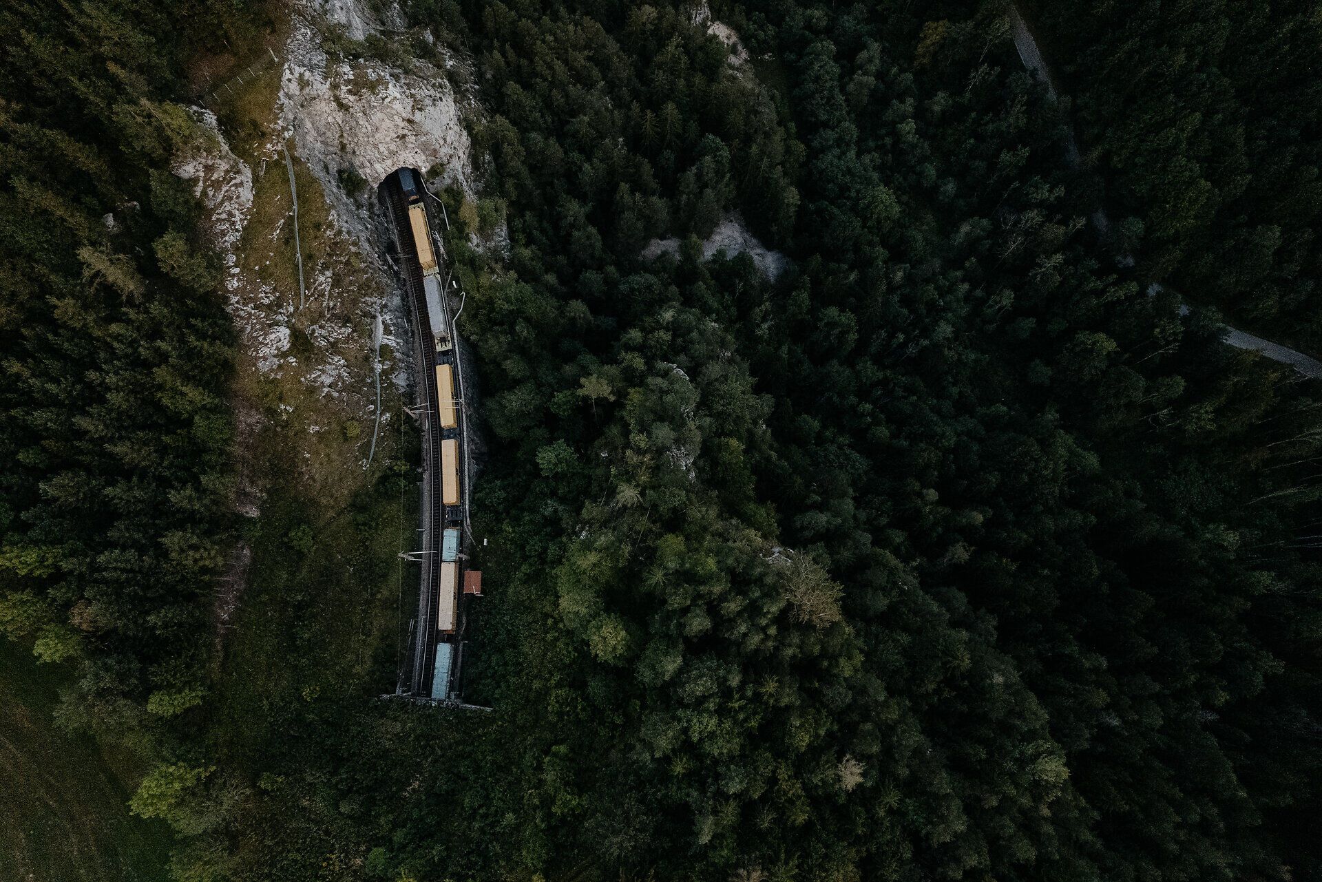Ansicht eines Abschnittes der Semmering Bahn von oben.