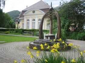 Pfarrheim mit Brunnen in Pernitz, &copy; (c) Marktgemeinde Pernitz