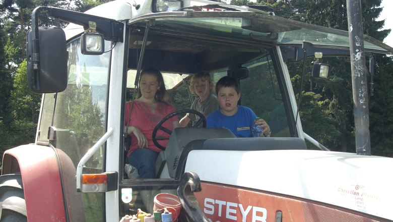 Egyszer a traktor tetején ülni, © Kinderbauernhof Kurz