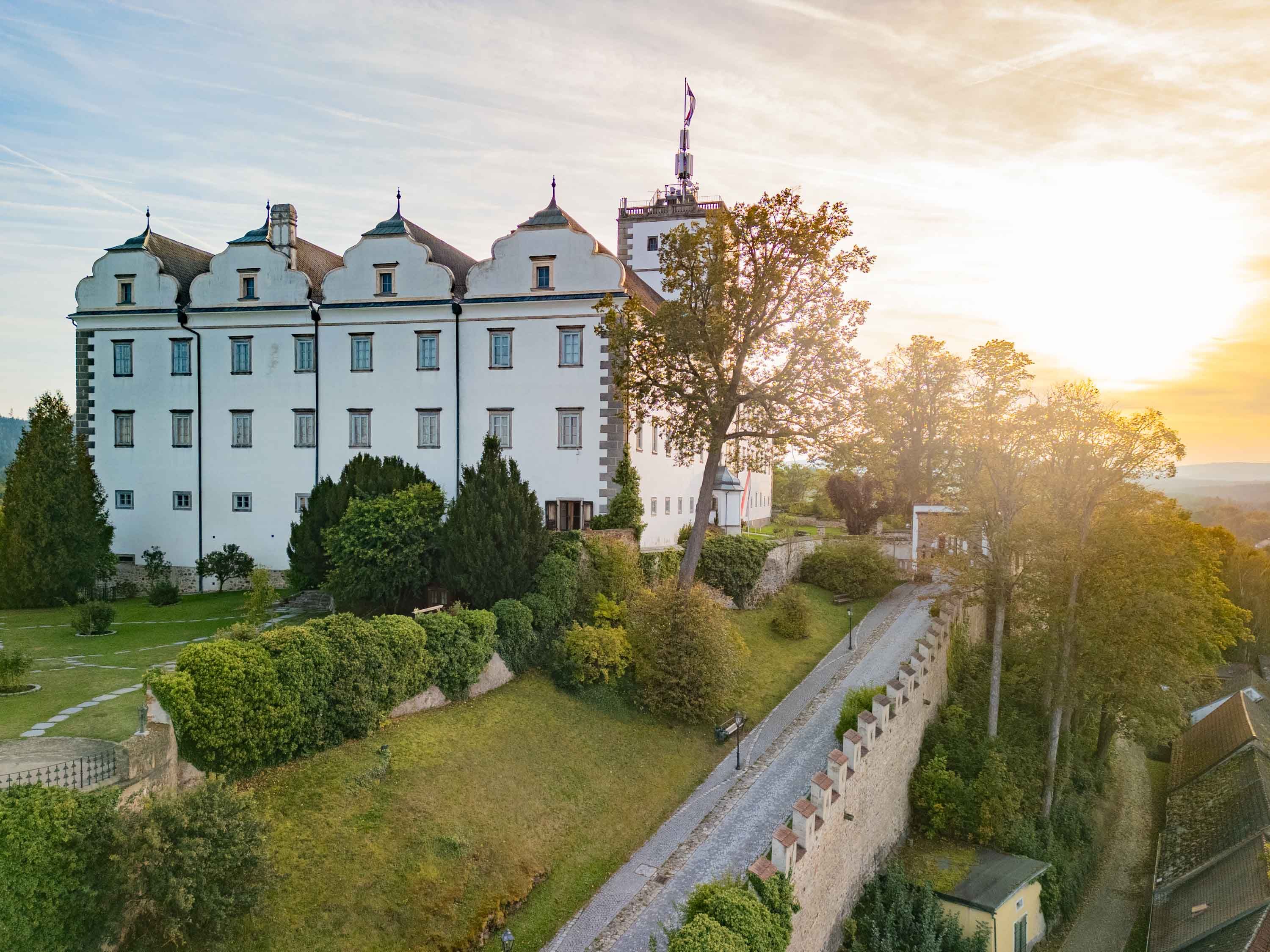 Weitra vára a városfallal naplementében