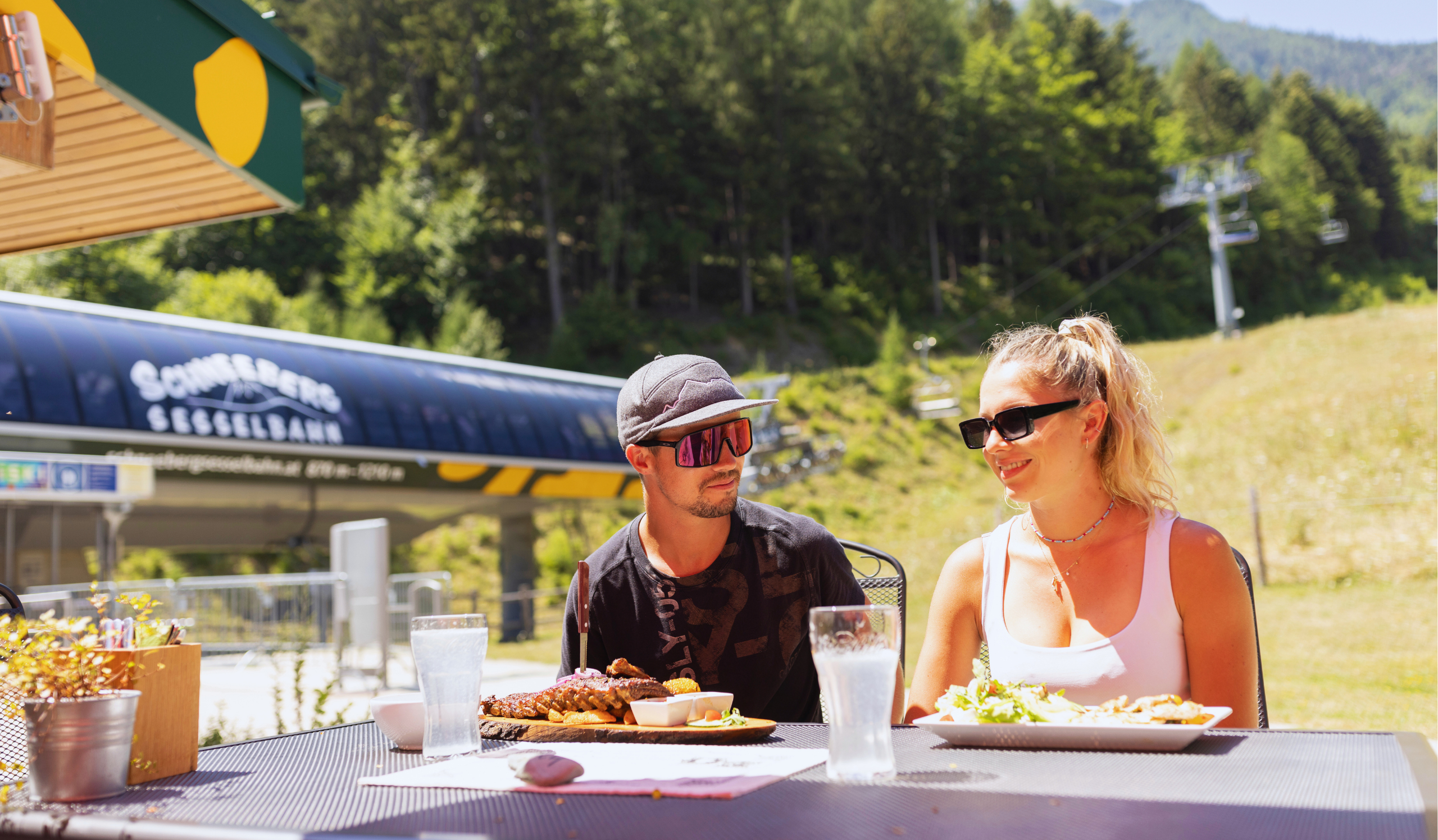 Étkezés a Lahning Innben, terasz a felvonóállomás mellett