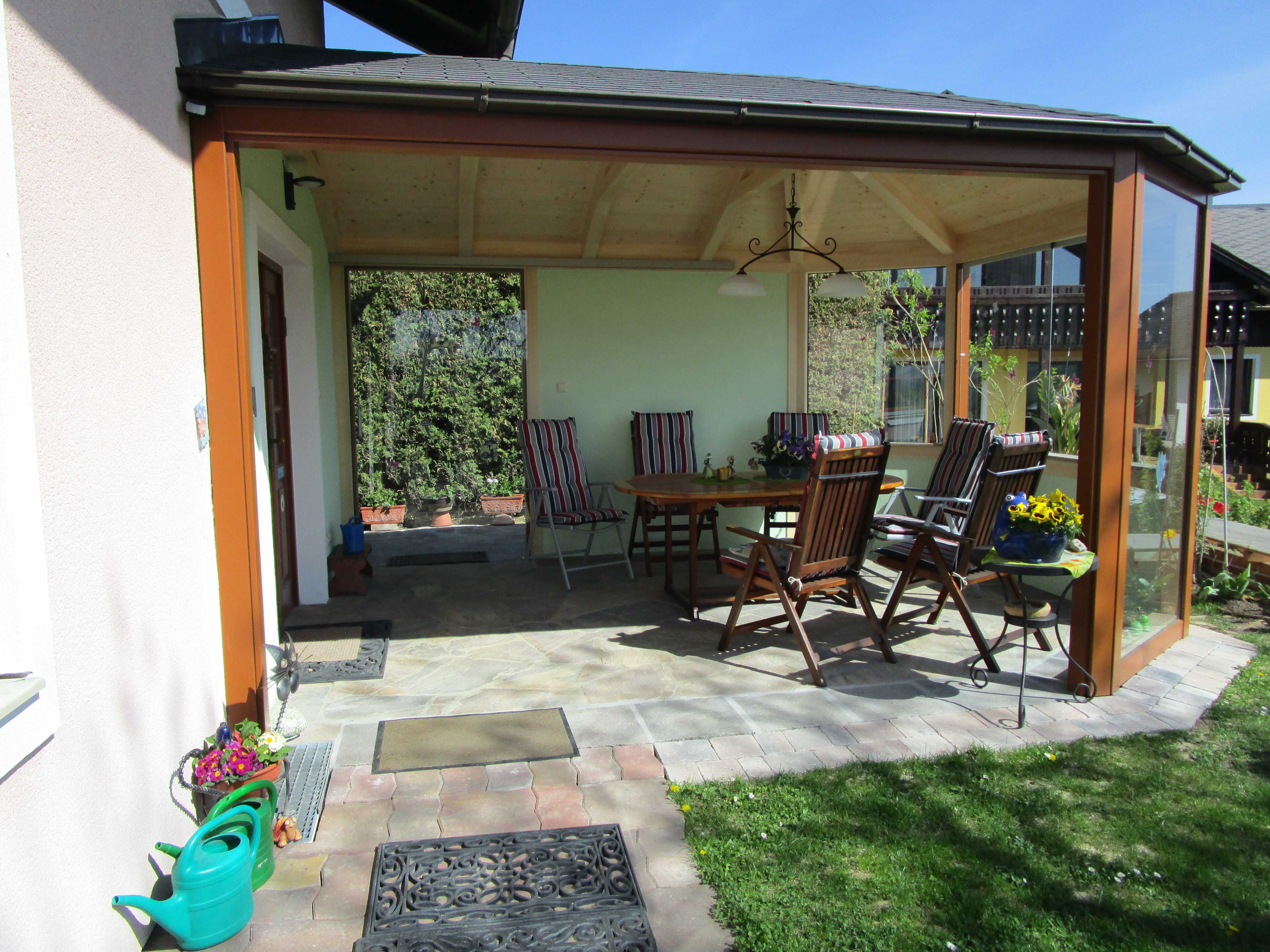 Télikert asztallal és székekkel