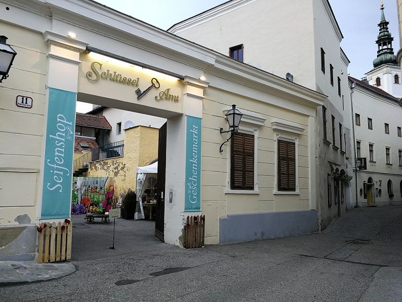 A kulcsosház bejárata a szappanbolt és az ajándékbolt tábláival.