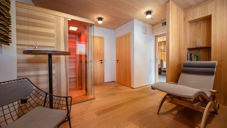 Egy modern szoba belső n&eacute;zete, faburkolattal, nyug&aacute;gyakkal &eacute;s infrakabinnal.