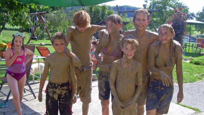 kerndlerhof_children_mud, © Kerndlerhof