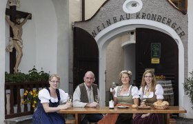 Kronberger csal&aacute;d, &copy; Monika L&ouml;ff