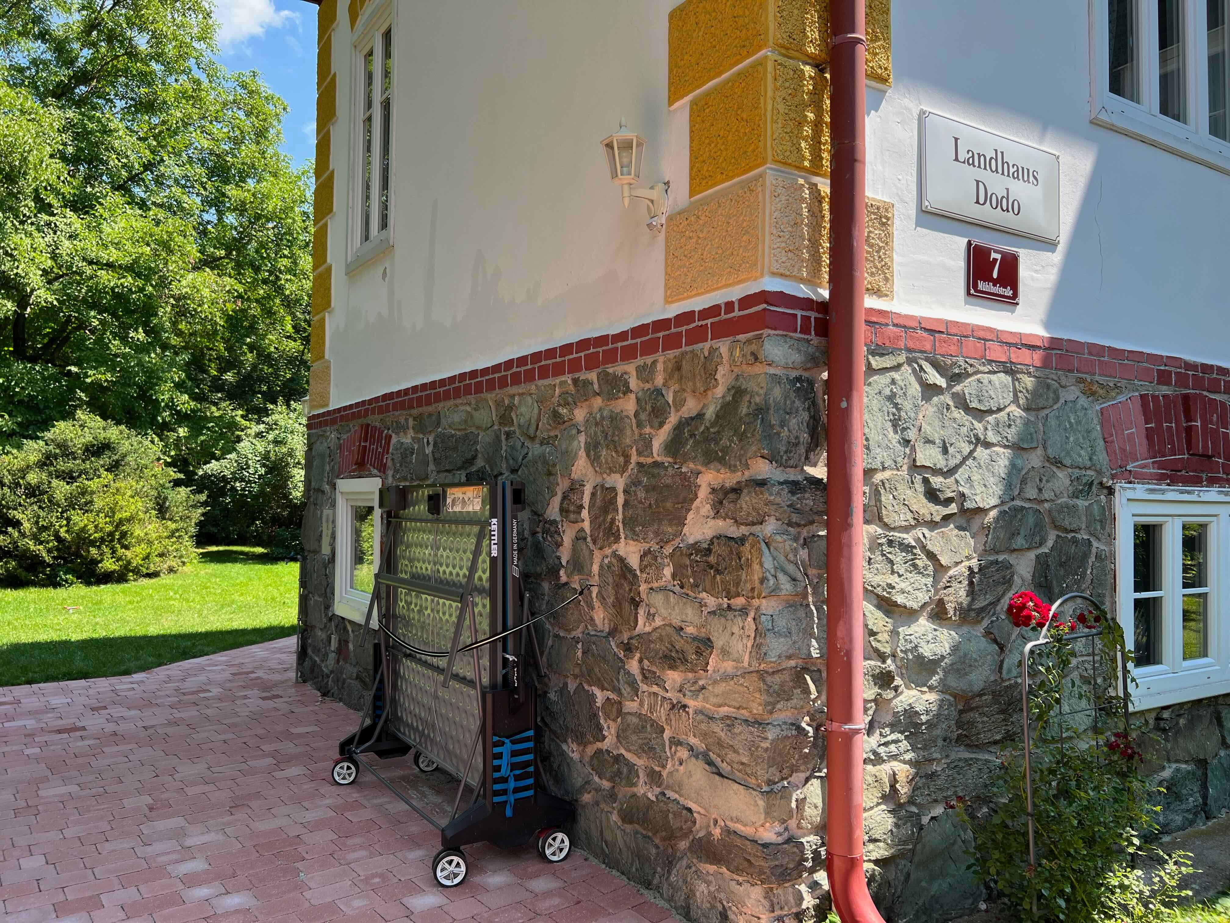 A "Landhaus Dodo" feliratú épület külső nézete.