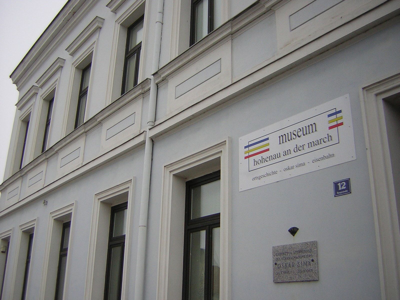 A Hohenau an der March Múzeum homlokzata táblával és emléktáblával.