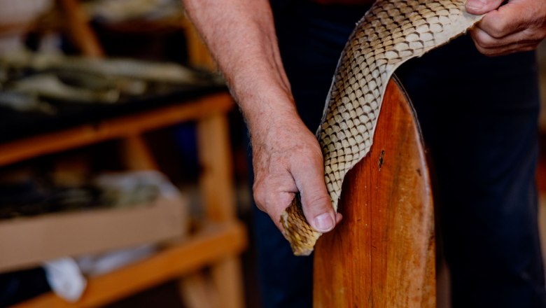 Processing fish leather, &copy; Waldviertel Tourismus, Matthias Streibel
