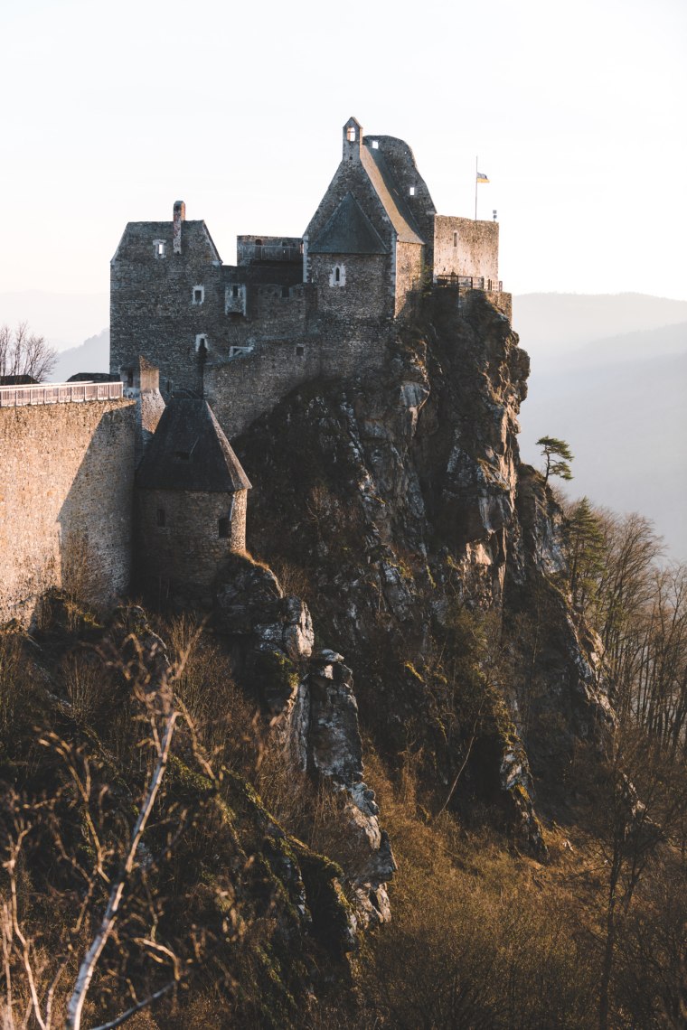 Aggstein várának hatalmas romjai egy sziklaszirten., © Niederösterreich Werbung/Philipp Mitterlehner