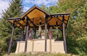 K&aacute;lv&aacute;ria keresztrefesz&iacute;t&eacute;si csoporttal egy fedett pavilon alatt.