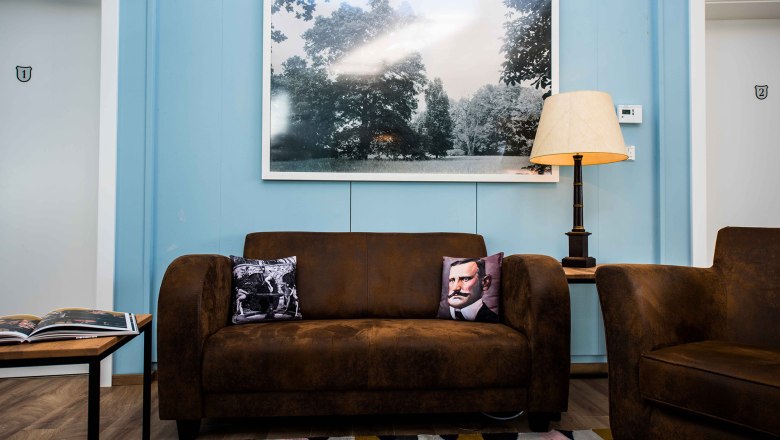 Hangulatos kanap&eacute; &eacute;s fotel, &copy; Nik Pichler