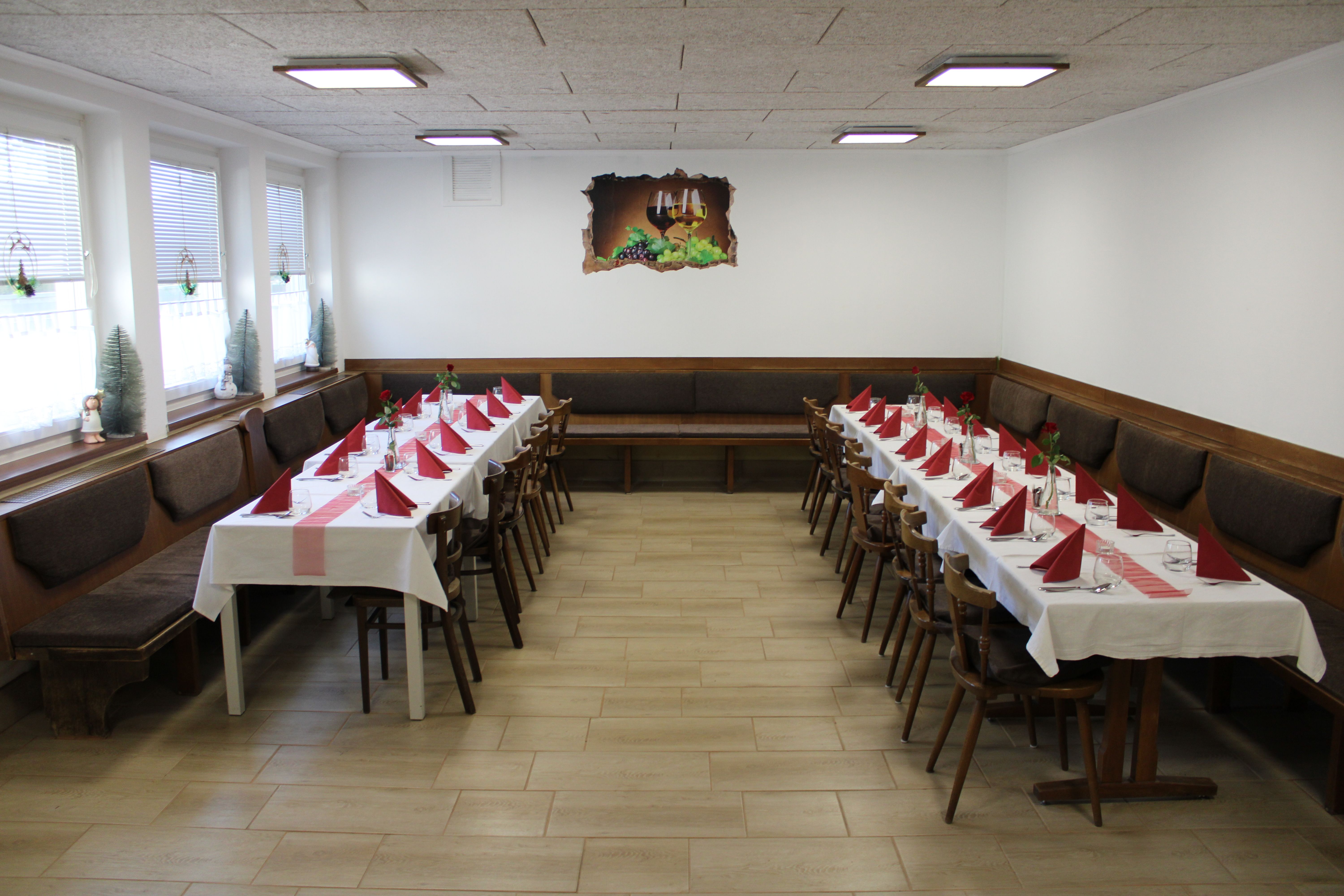 Stixer Hof, Stixneusiedl, nagy terem asztalokkal és padokkal