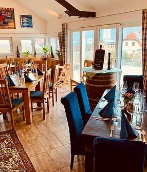 Étkező, fa asztalokkal és fából készült fotelekkel